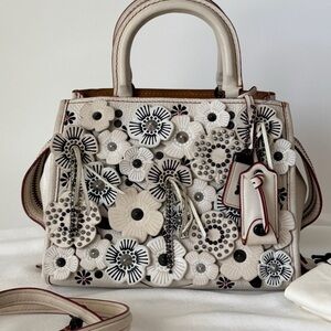 COACH Rogue 25 in Glovetanned Pebbled Leather with Wild Tea Rose Chalk